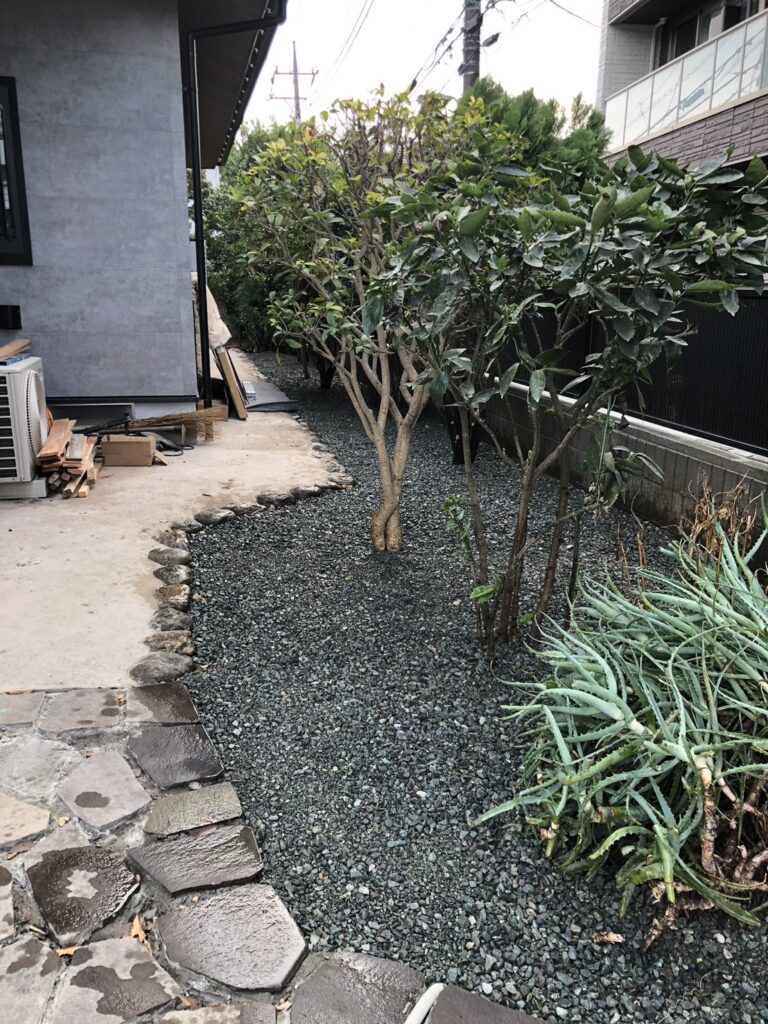砂利敷の施工は川崎市宮前区で剪定・伐採・草刈り・造園・外構を中心に承っている庭翔黒にお任せください。