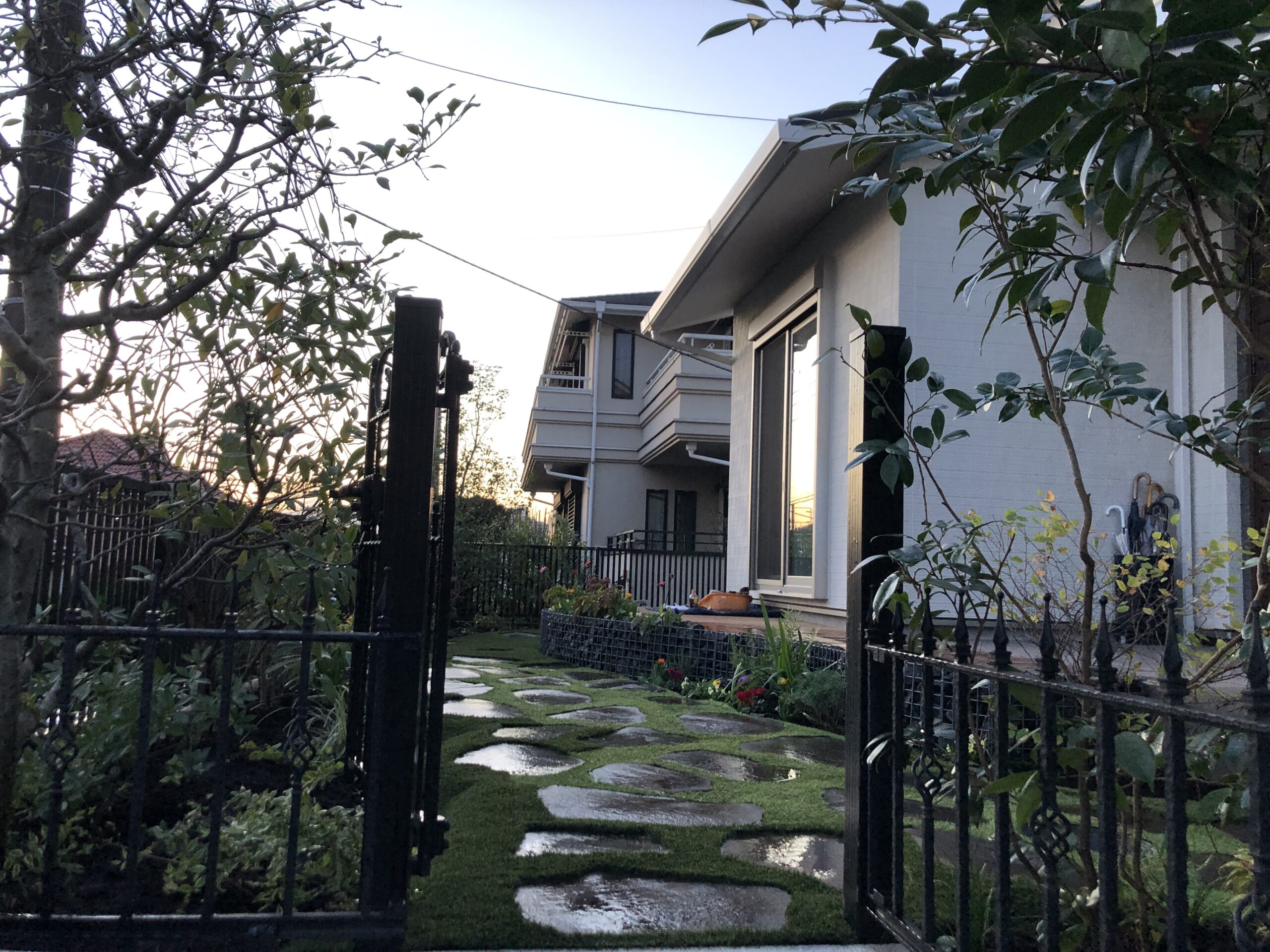 川崎市麻生区を拠点に活動している「庭　翔黒」です。個人のお客様のお庭を中心に、 自然の美しさを活かした仕上がりを提供します。